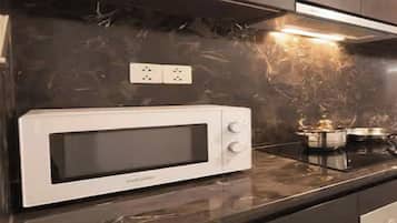 Kjøleskap, mikrobølgeovn, ovn og kokeplater