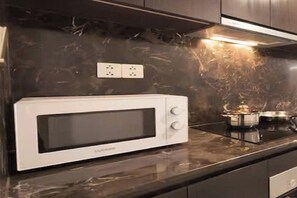 Refrigerador con congelador, microondas, horno y parrilla de estufa 