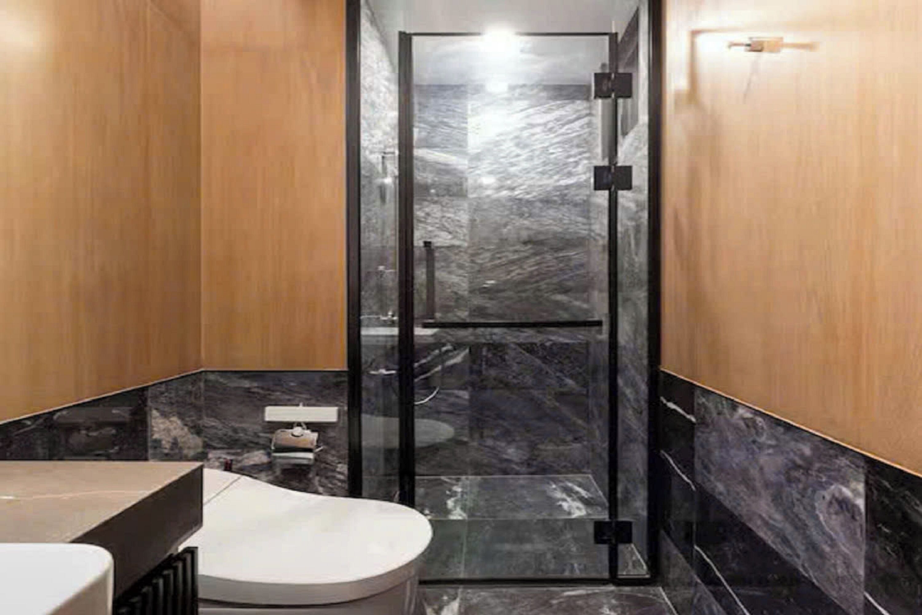 Baignoire et douche séparées, pomme de douche hydromassante