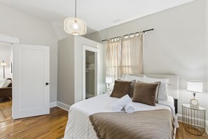 Escritorio, wifi gratis y ropa de cama 