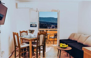 Dining - Gorgeous apartment in Vrboska with WiFi (Vrboska)