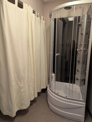 Handdukar, tvål och toalettpapper