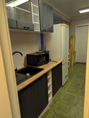 Kylskåp, mikrovågsugn, spishäll och kaffe- och tebryggare