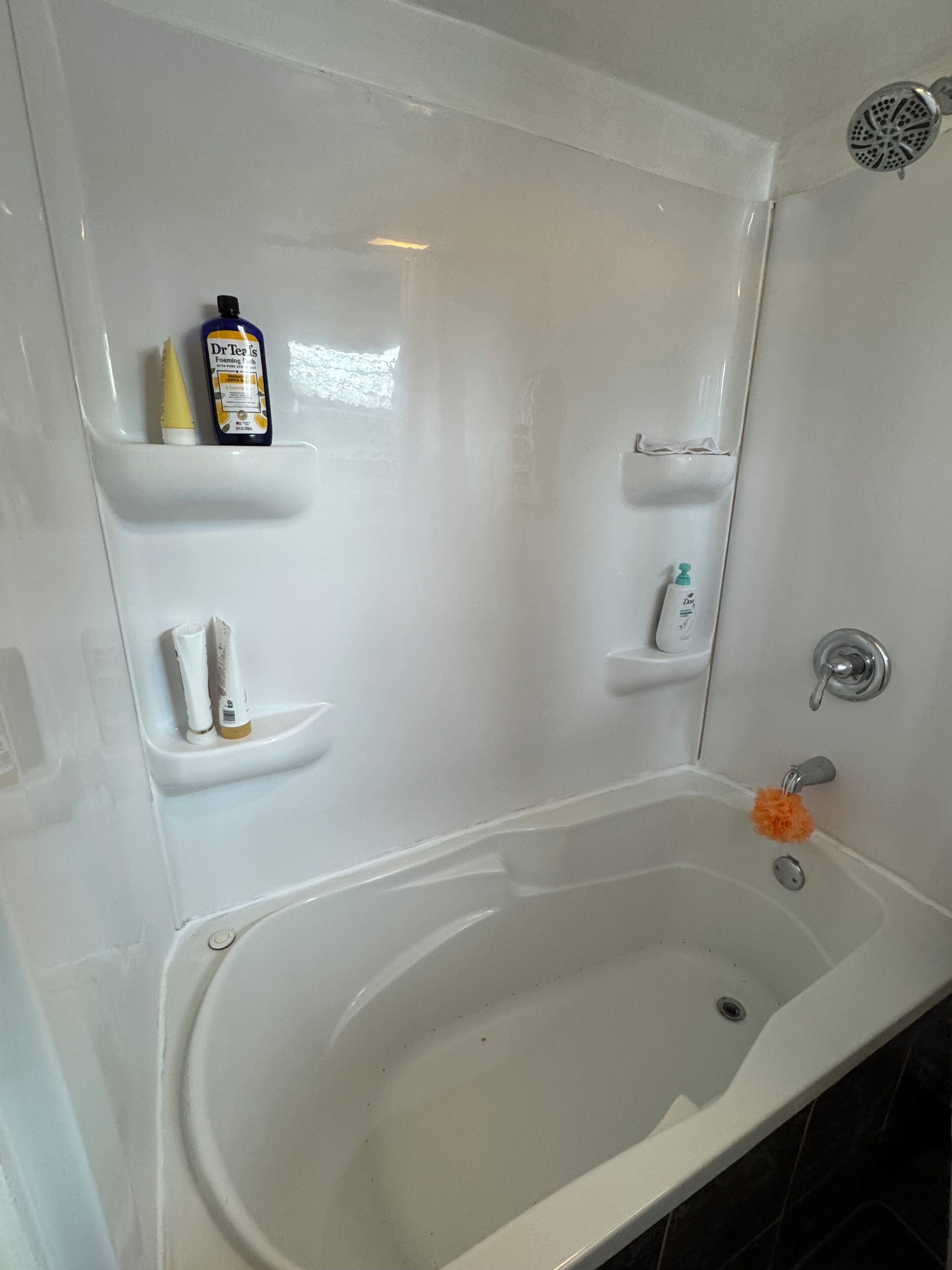 Baignoire à jets, sèche-cheveux, serviettes fournies, savon