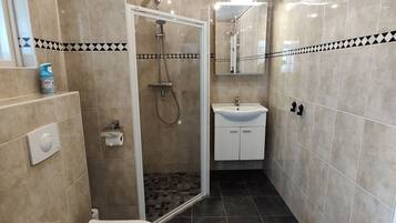 Ducha, secador de pelo, toallas, jabón
