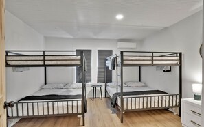 3 bedrooms, WiFi, bed sheets - The Bunk House Sleeps 13 (Shreveport)
