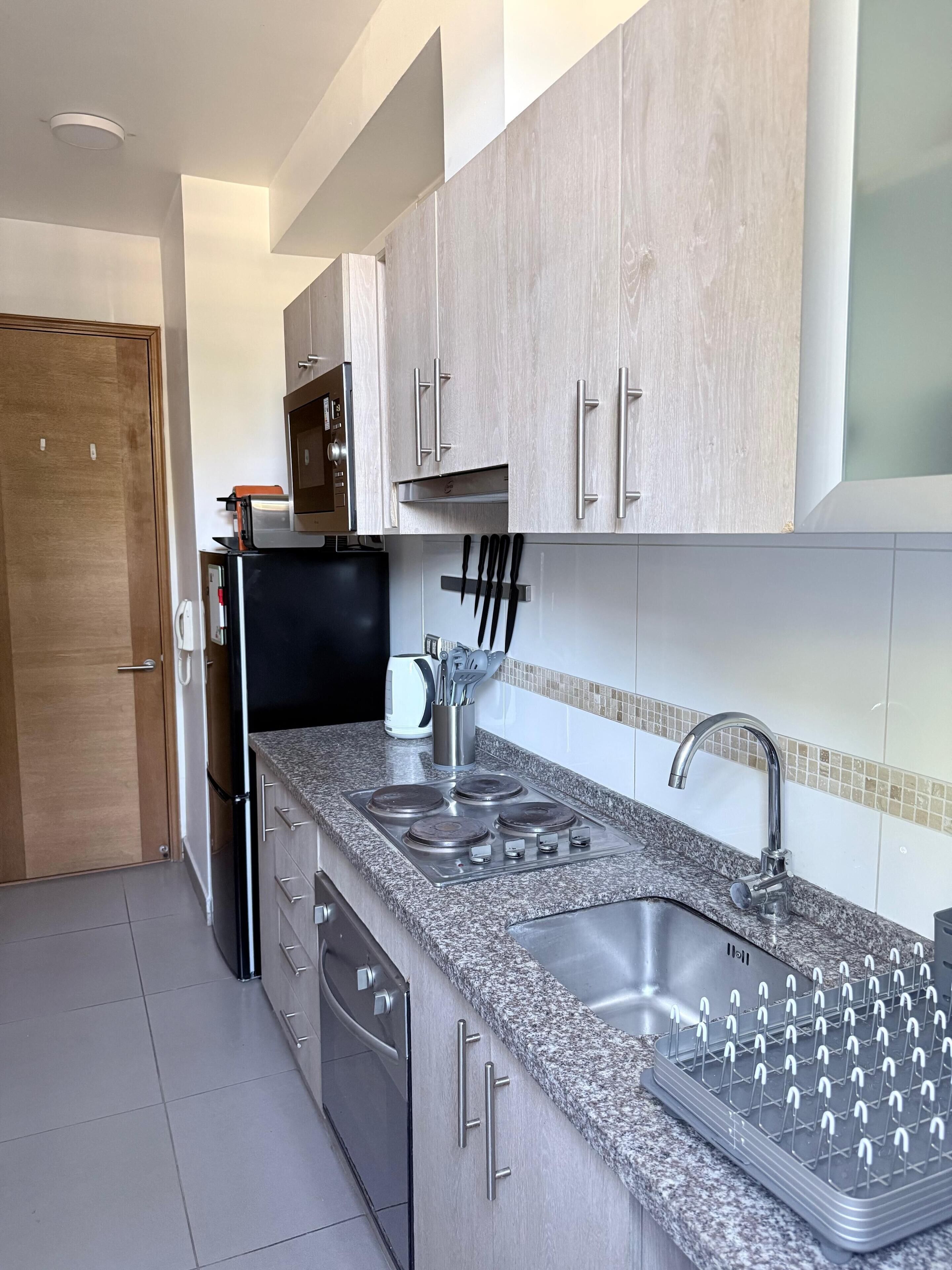 Microondas, horno, placa de cocina y cafetera o tetera