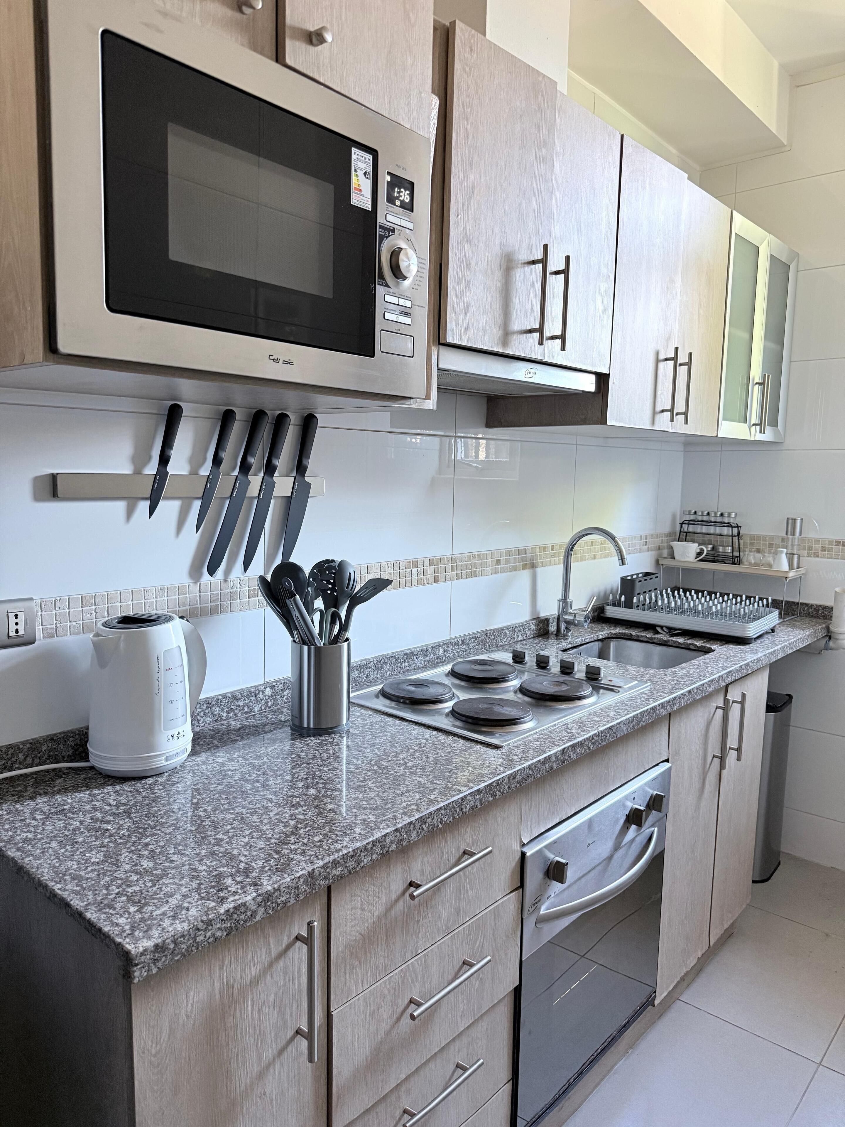 Mikroaaltouuni, uuni, liesi, kahvin-/teenkeitin