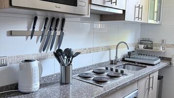 Mikrowelle, Ofen, Herdplatte, Wasserkocher mit Kaffee-/Teezubehör