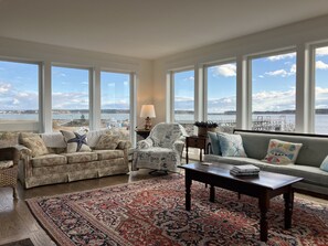 Fernseher, Kamin, Bücher