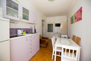 Kylskåp, mikrovågsugn, spishäll och kaffe- och tebryggare
