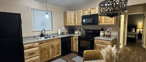 Kühlschrank, Mikrowelle, Ofen, Herdplatte