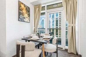 House - Stayshort - Trendy 1BR in JLT That Sleeps 4 With Lake Views (Dubai)