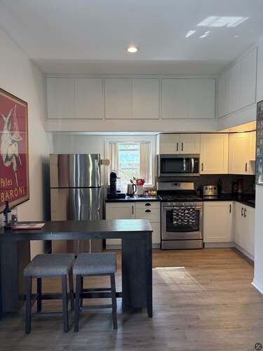 Cozy, recently renovated, 2-bedroom, full kitchen ADU in West Los Angeles!