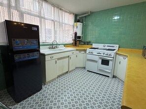 Microwave, coffee/tea maker, dining tables - Zero Point Department (Ciudad de México)