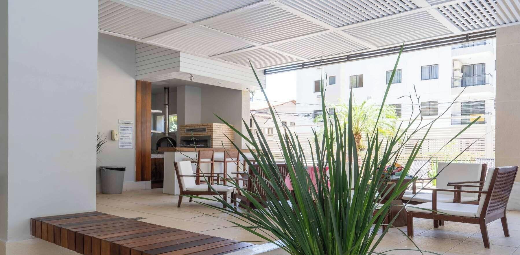 Een moderne binnenruimte met een zithoek, een open haard en uitzicht op de omliggende gebouwen.
