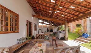 Outdoor dining - Chácara em Mairinque com Piscina e Churrasqueira (Alumínio)