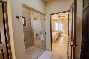 Shower, jetted bath, hair dryer, towels - Fabulous 3-bedroom villa with AC located inside lots Cabo’s golf resort (Cabo San Lucas)