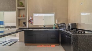 Kühlschrank, Mikrowelle, Herdplatte, Wasserkocher mit Kaffee-/Teezubehör