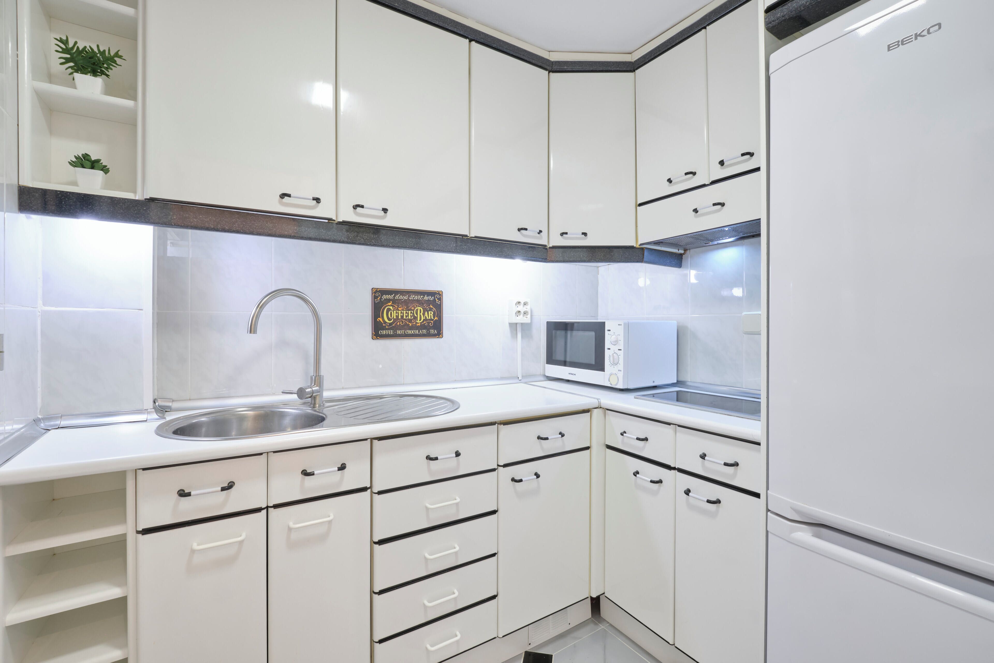 Réfrigérateur, four à micro-ondes, surface de cuisson, cafetière-théière