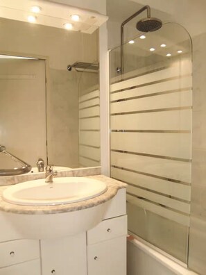 Shower, hair dryer - Panoramic sea view, large terrace & pool (Agde)