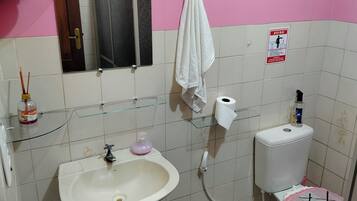 Toalhas de banho, sabonete, papel higiênico