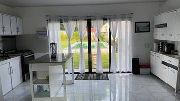 Een koelkast, een microgolfoven, een oven, een kookplaat