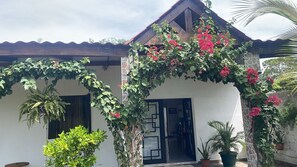 Exterior - Peaceful 4-bedroom house with AC in Los Cóbanos Near the Beach (Los Cóbanos)