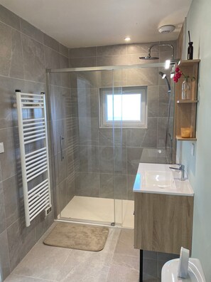 مجففات شعر، مناشف، ورق حمّام