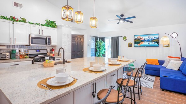 Microwave, oven, stovetop, dishwasher - Family Friendly Escape • Downtown • Patio & Yard (San Antonio)