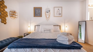 2 bedrooms, iron/ironing board, WiFi, bed sheets - Family Friendly Escape • Downtown • Patio & Yard (San Antonio)