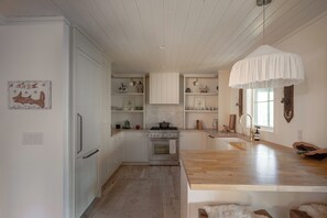 Microwave, oven, stovetop, dishwasher - Luxury Cottage on Flat Mountain in Highlands NC (Highlands)
