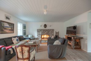 TV, fireplace - Luxury Cottage on Flat Mountain in Highlands NC (Highlands)