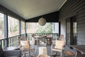 Outdoor dining - Luxury Cottage on Flat Mountain in Highlands NC (Highlands)