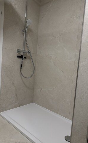 Secador de cabelo, toalhas de banho, sabonete, papel higiênico