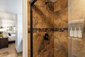 Dusche, Haartrockner, Handtücher, Seife