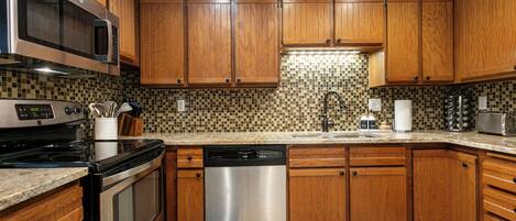 Kjøleskap, mikrobølgeovn, ovn og kokeplater