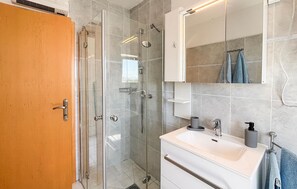 Shower, hair dryer - 1 bedroom lovely apartment in Pinezici (Pinezici)
