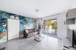 TV - Villa Prestige 17 with private pool and garden (Sirmione)