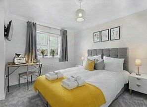 3 bedrooms, iron/ironing board, WiFi, bed sheets - 6PP3BR | FREE Parking |WiFi | TV each Bedroom|Large Garden|Swindon Accommodation (Swindon)