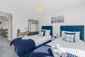 3 bedrooms, iron/ironing board, WiFi, bed sheets - 6PP3BR | FREE Parking |WiFi | TV each Bedroom|Large Garden|Swindon Accommodation (Swindon)