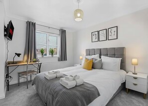3 bedrooms, iron/ironing board, WiFi, bed sheets - 6PP3BR | FREE Parking |WiFi | TV each Bedroom|Large Garden|Swindon Accommodation (Swindon)