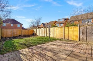 Property grounds - 6PP3BR | FREE Parking |WiFi | TV each Bedroom|Large Garden|Swindon Accommodation (Swindon)