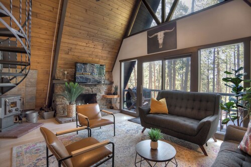 Charming 2-bedroom A frame Cabin in the woods