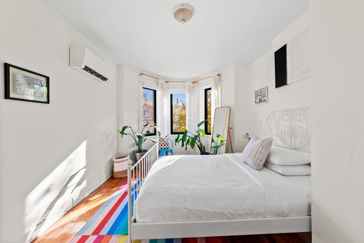 Desk, iron/ironing board, WiFi, bed sheets