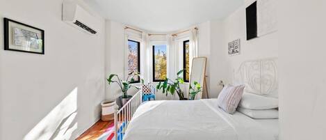 Desk, iron/ironing board, WiFi, bed sheets