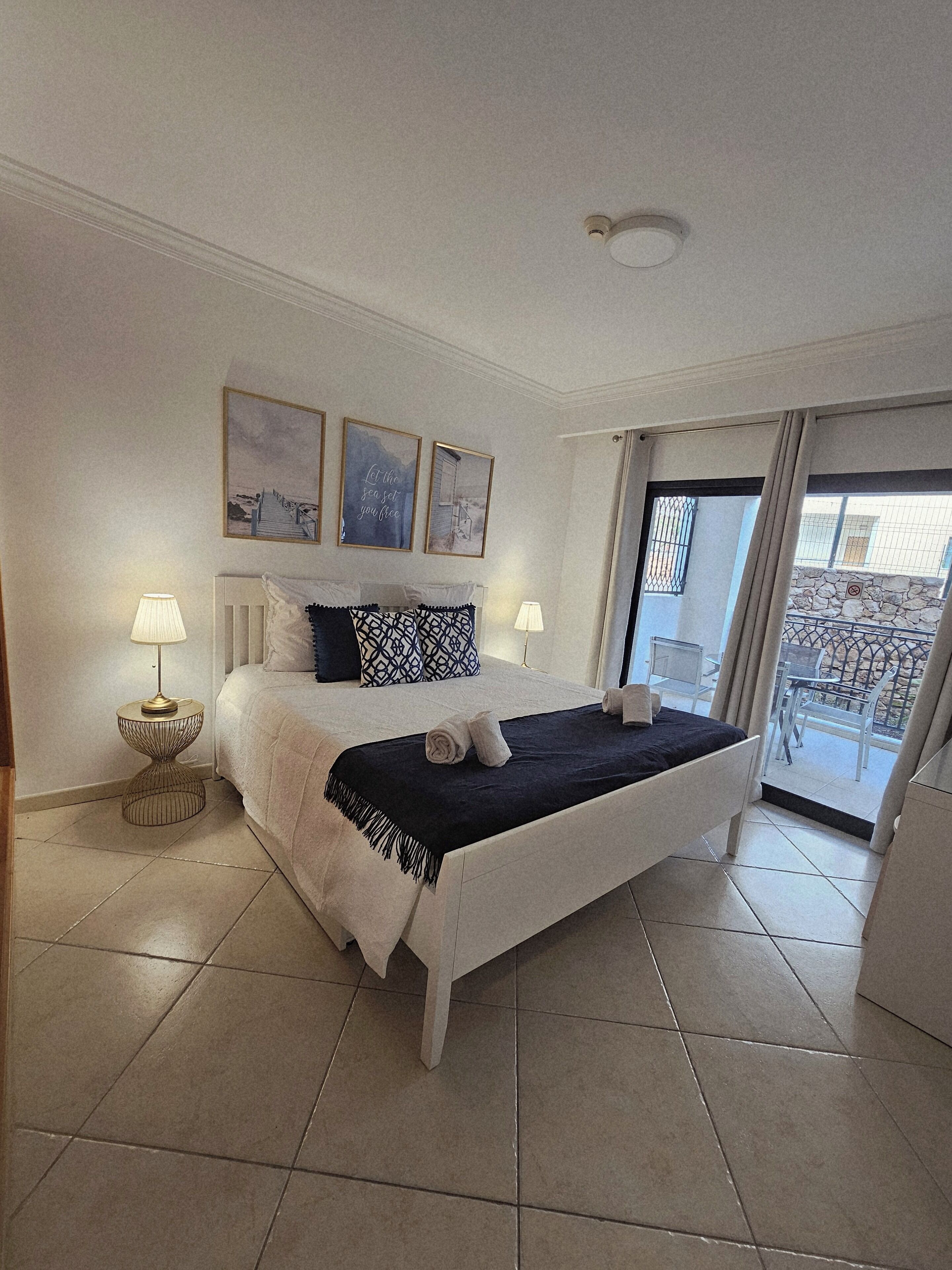 Tabla de planchar con plancha, wifi gratis y ropa de cama 