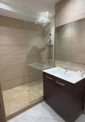 Shower, hair dryer, towels, soap - Luxury furnished apartment in Tangier - daily and monthly rentals (Tanger)