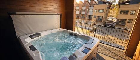 Tina de hidromasaje al aire libre