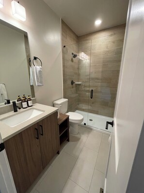 Shower, hair dryer, towels, soap - Downtown WP I Private Hot Tub I Ski Shuttle (Winter Park)